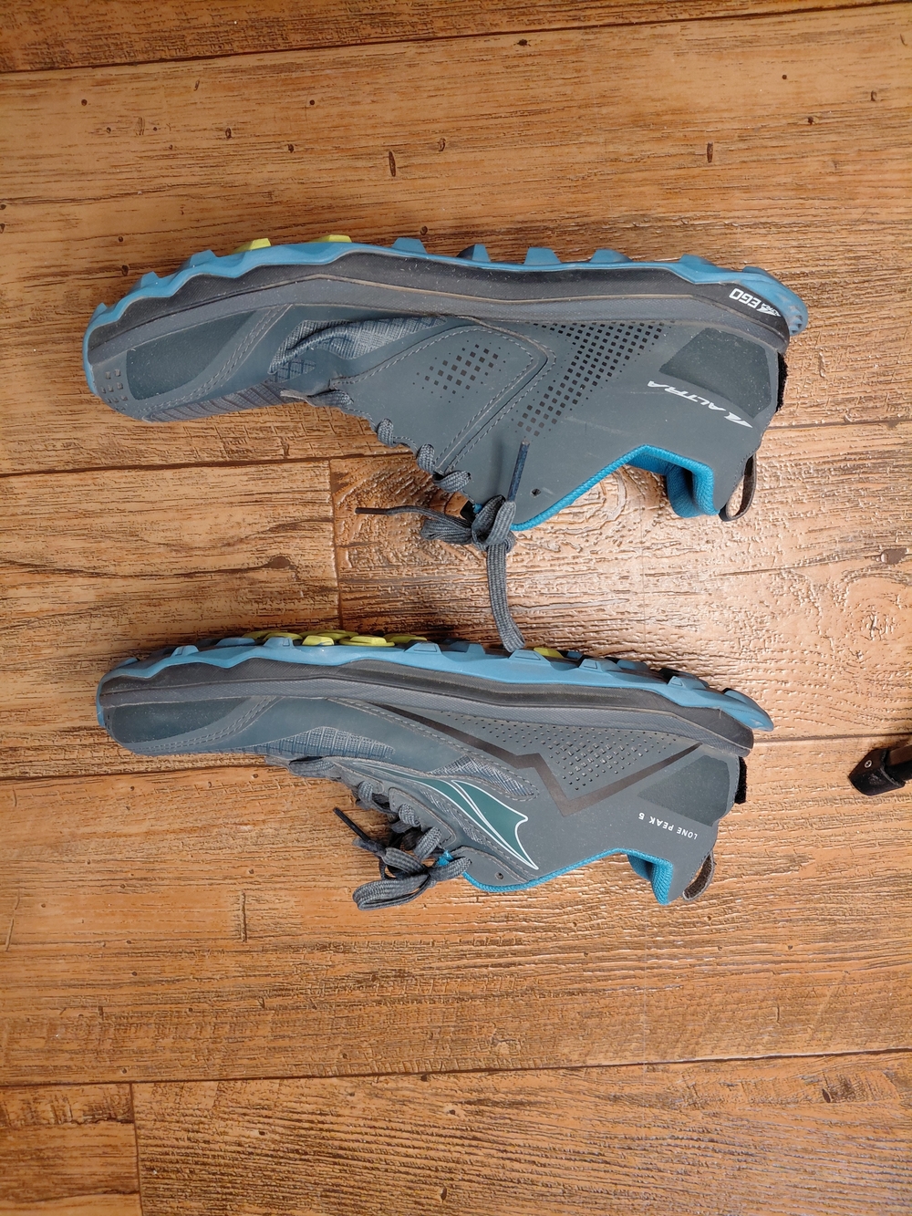 Altra 9.5 Men's Trail Shoes in Gray with Teal Accents Loan Peak 5, Wide Toe Box - Picture 4 of 15
